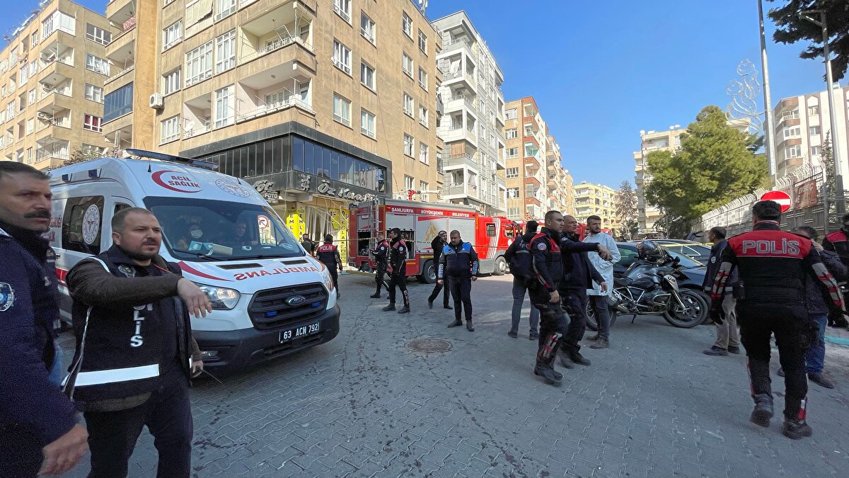 Şanlıurfa Valisi Salih Ayhan ile İl Emniyet Müdürü Mehmet Murat Ulucan da olay yerine giderek incelemelerde bulundu.<br><br>Bölgede doğalgaz sisteminin kapalı olduğuna dair duyumların olduğunu ifade eden Vali Ayhan, "Yan taraftaki binalar da ağır hasar olduğu için kapalıydı ve boşaltılmıştı. Patlamanın olduğu bina da çoğu vatandaşlarımız tarafından boşaltılmıştı ve bu sabah da depremin üzerinden böyle bir faciayla uyandık. Şu an için 2 vefat ve 8 yaralı var." diye konuştu.