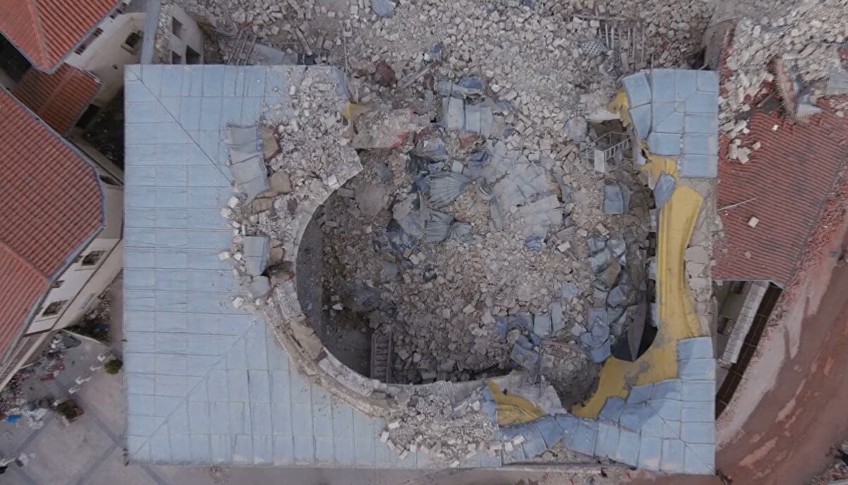 <br>İstanbul Üniversitesi Mimarlık Fakültesi tarafından görevlendirilen harita mühendisleri, Hatay'ın Antakya ilçesinde hasar gören tarihi yapılarda inceleme başlattı. Mühendisler gruplara ayrılarak, depremde hasar görmüş tarihi yapılarla ilgili rapor hazırlamak üzere çalışmalarını sürdürüyor.