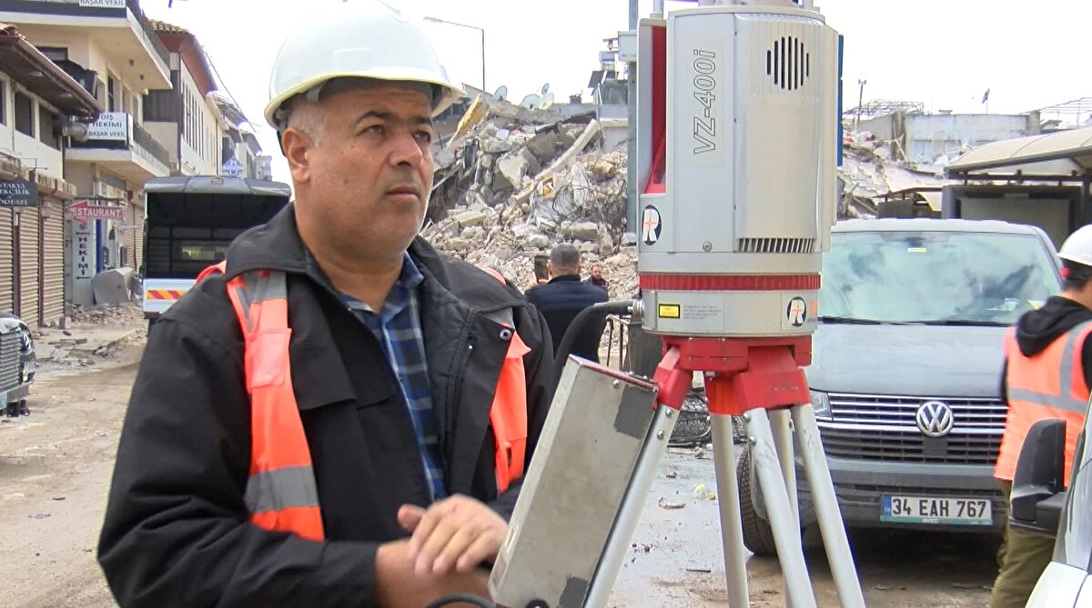 İstanbul Üniversitesi Mimarlık Fakültesi tarafından görevlendirilen Harita Mühendisi Osman Çetin, “İstanbul Üniversitesi Mimarlık Fakültesi adına çalışıyoruz. Hatay'da zarar görmüş tarihi yapılar var. Tespit ettiğimiz öncelikli 8 yapı var. Bunlardan biri Habib-i Neccar Camii. Bunların deformasyon ölçülerini yapıyoruz. Üç boyutlu modellerini çıkartıyoruz. Cami ne kadar hasar görmüş, ne kadar müdahale edilmesi gerektiğini ölçüyoruz. Sonrasında projeler hazırlanacak. Öğretim görevlileri buraya gelecek. Ulu Camii'ni ölçtük, Ulu Camii yerle bir olmuş durumda, çok az bir şey kalıntı kalmış. Enkazlar kaldırılmadan önce bunları tespit edeceğiz ki daha çok hasar görmesin. Bundan sonra 7-8 cami daha var, onlara devam edeceğiz" diye konuştu.