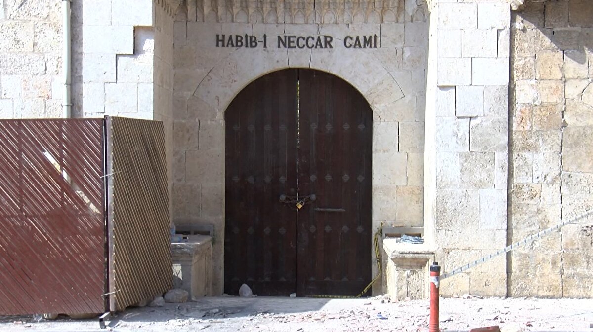 İstanbul Üniversitesi Mimarlık Fakültesi tarafından görevlendirilen Harita Mühendisi Mücahit Yılmaz, “Yaptığımız çalışmalar daha çok fotogrametri ve lidar olarak adlandırılan genelde harita mühendisleri tarafından yürütülen bir çalışma prensibi. İlk olarak lazer tarayıcı ile beraber yersel olarak çevredeki binaların ve asıl önemli olan yapının üç boyutlu olarak görüntülenmesi. Bunlara bakılarak oluşturulacak ürünle beraber hasar tespit çalışmalarının yapılması. Aynı şekilde dron ile fotogrametrik yöntem ile alınan görüntülerle beraber, fotoğraflar gerekli aşamalardan geçerek; daha sonrasında yapının gerekli şekilde modelinin üretilerek aynı şekilde hasar tespit çalışmaları yapılıyor. Asıl önemli konu geleceğe aktarılması için dijital ikiz olarak adlandırılan proje kapsamında, en azından elimizde kayıtlı olarak dijital kaydının bulunması için yapılan bir çalışma olarak adlandırabiliriz" dedi.