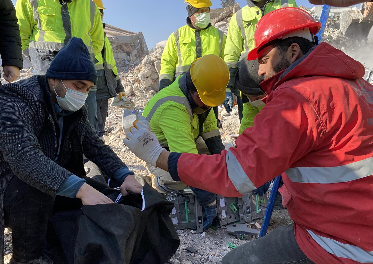 Kasa ile ATM'deki paralar, banka görevlilerine teslim edildi.  