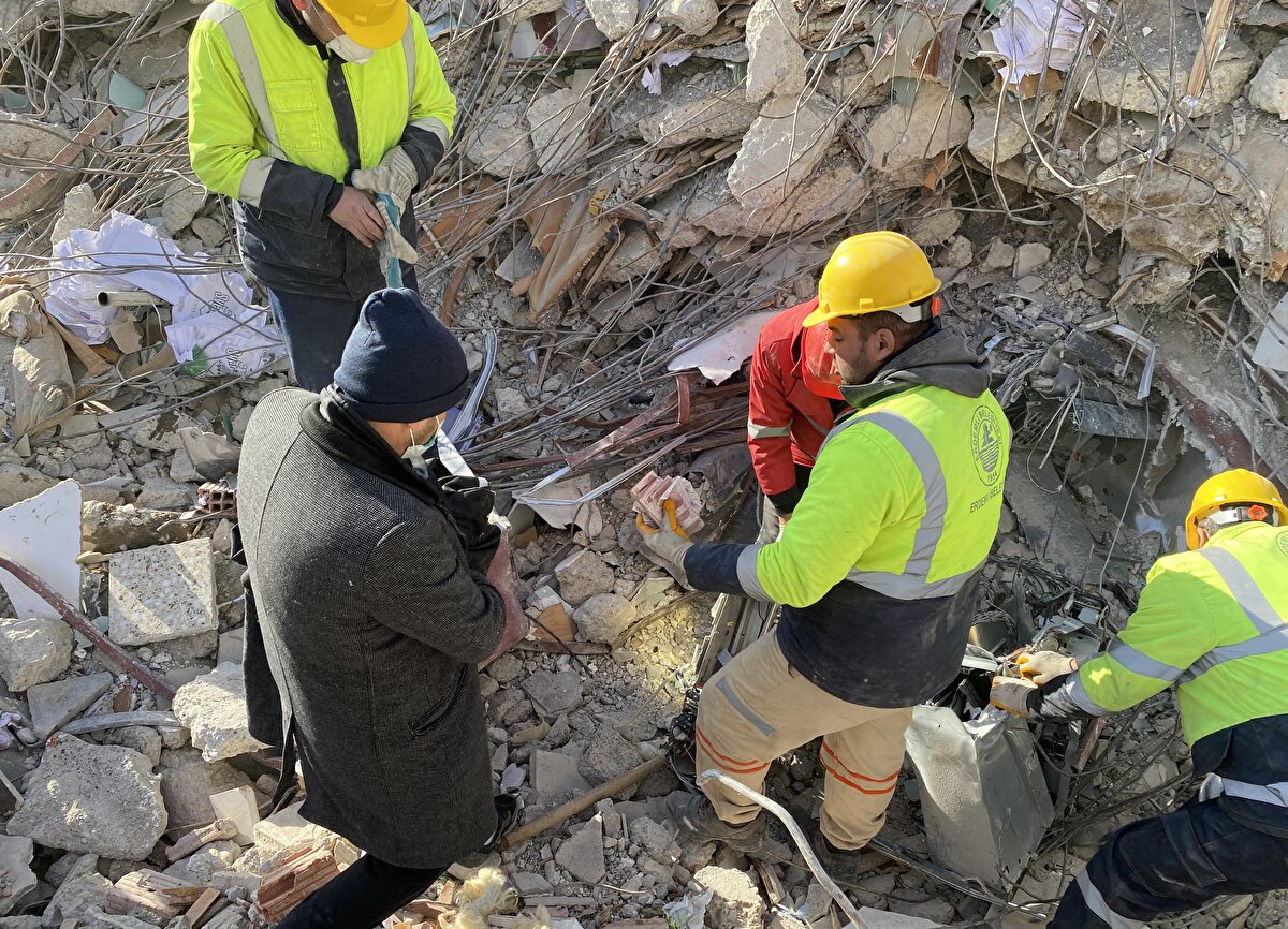 Enkazda çalışma yapan ekipler, bir bankaya ait kasayı fark edince güvenlik güçleri ile yetkililere haber verdi. 