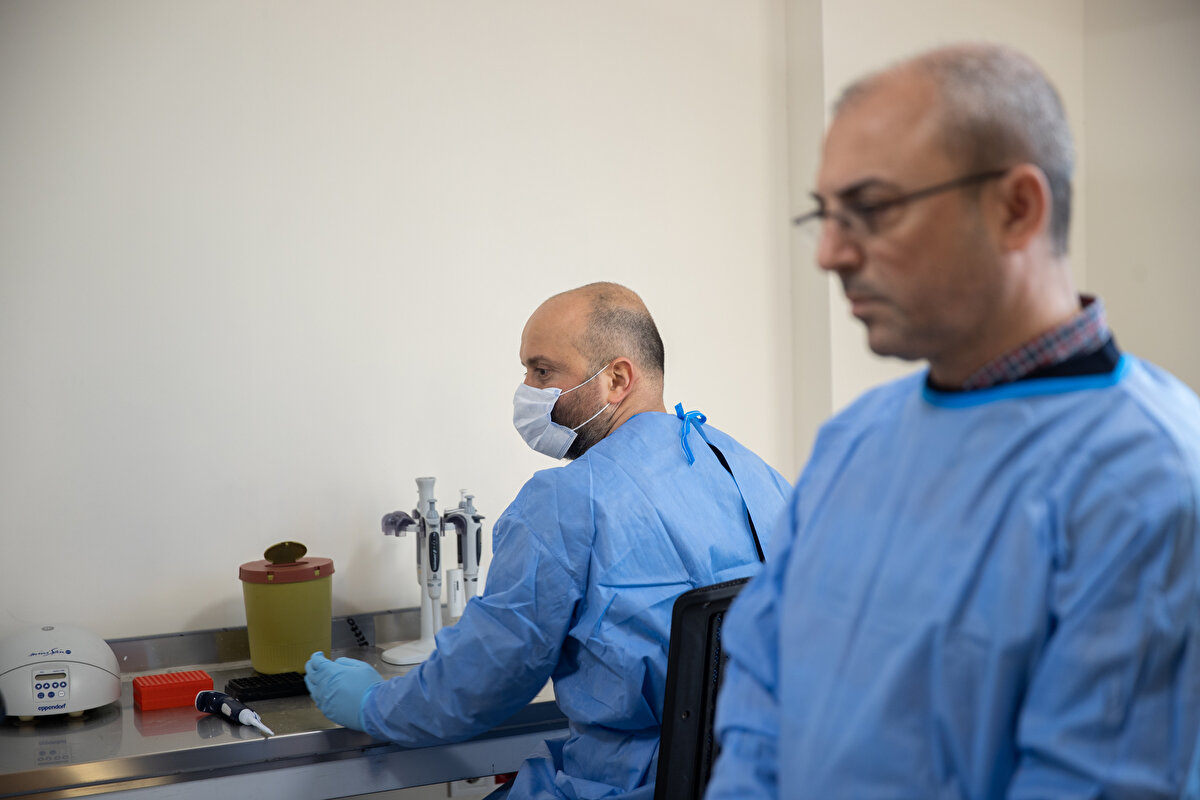 Kahramanmaraş'ın Pazarcık ilçesi merkezli 7,7 büyüklüğündeki depremin yaşanmasından itibaren sahada olduklarını vurgulayan Aslıyüksek, şöyle konuştu:<br><br>"Bugüne kadar Adli Tıp Kurumu olarak 38 bin 199 ölü muayenesi yaptık. Kimliği meçhullerle ilgili şimdiye kadar 387 aile başvurdu. Bunlardan 168 cenazenin kimliğini tespit edip ailelerine teslim ettik. Hüviyeti meçhul cenazelerle ilgili yakınını kaybedenlerin, ilgili başsavcılıklara, ilçelerdeki savcılıklara, Adli Tıp Kurumunun İstanbul merkez ve şube müdürlüklerine başvurup ağız içi sürüntü örneği veya kan vermesini öneriyoruz."