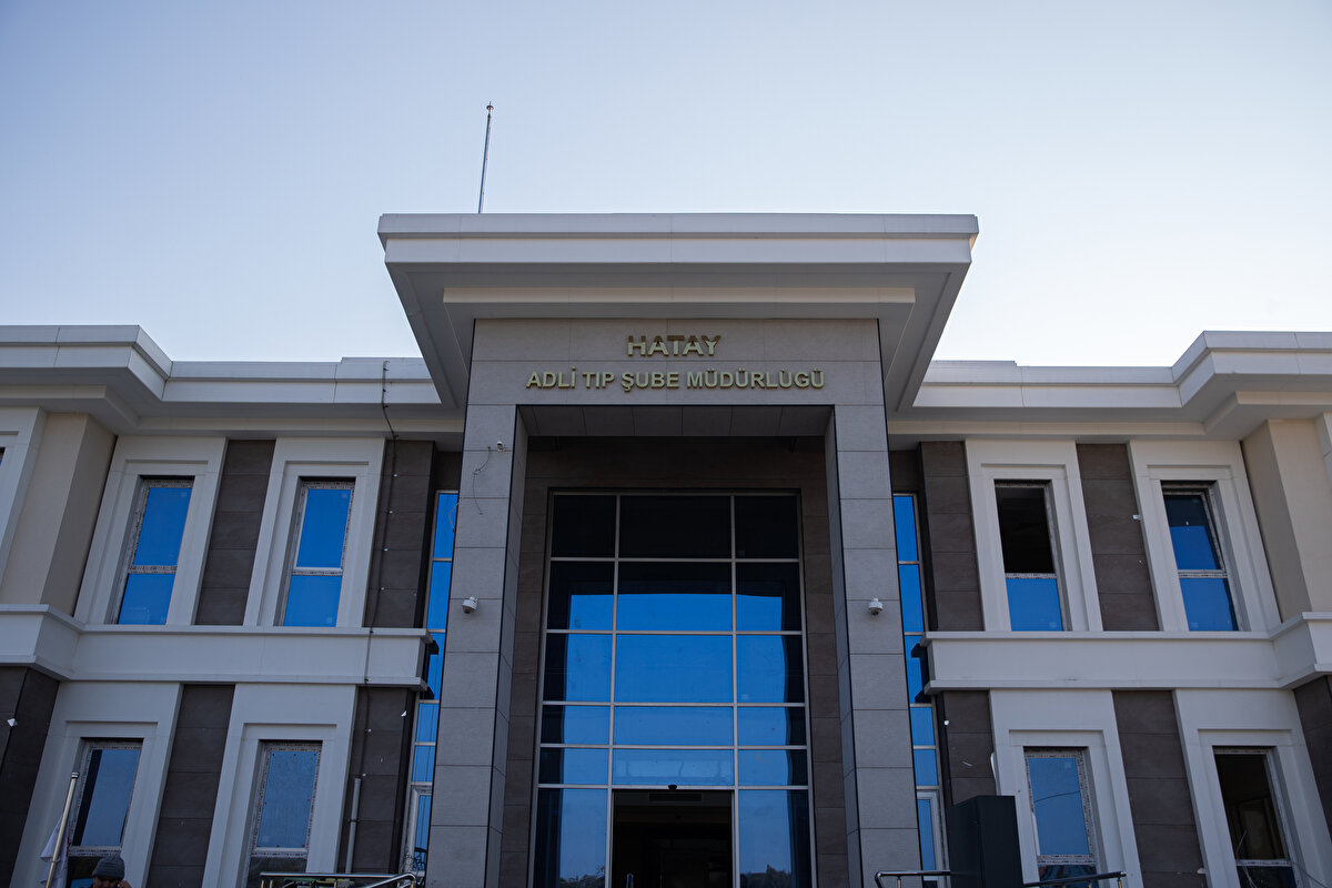 Adli Tıp Kurumu Başkanı Hızır Aslıyüksek, Hatay Adli Tıp Şube Müdürlüğü'nde yaptığı açıklamada, depremde vefat edenlere Allah'tan rahmet, yakınlarına başsağlığı diledi.<br><br>Adli Tıp Kurumu olarak İstanbul merkez 13 grup başkanlığı ve 81 ildeki adli tıp şube müdürlükleriyle ilk günden itibaren Adalet Bakanı Bekir Bozdağ'ın talimatıyla deprem bölgesinde faaliyet yürüttüklerini anlatan Aslıyüksek, 11 ilde 454 personelin konuyla ilgili çalıştığını söyledi.