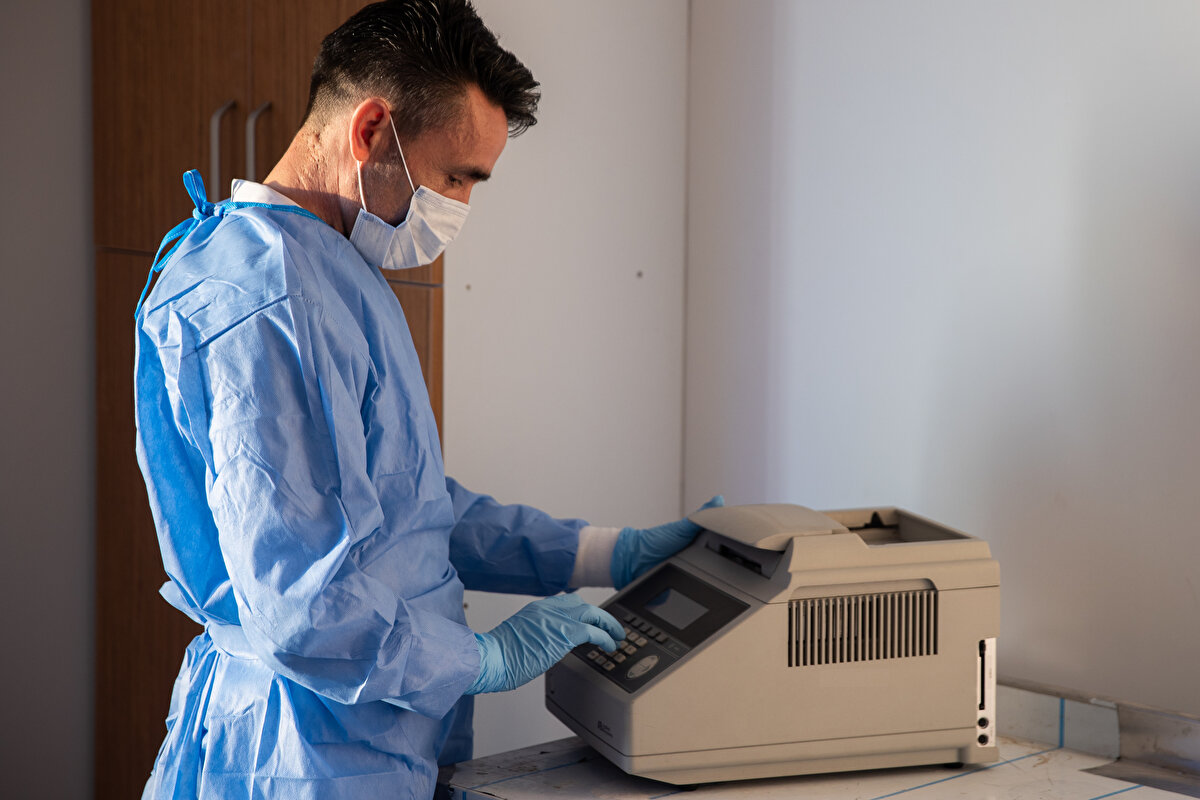 Hızır Aslıyüksek, Hatay Adli Tıp Şube Müdürlüğü binasının gelecek haftaya kadar Adli Tıp Grup Başkanlığına dönüştürüleceğini belirtti.<br><br>Aslıyüksek, "Burada hem Adli Tıp Şube Müdürlüğü hem de Grup Başkanlığı olacak. Burada Morg İhtisas Dairesi, Kimya İhtisas Dairesi ve Acil DNA Laboratuvarı açıp en kısa zamanda bu binada hizmet vermek istiyoruz. Bu hafta içinde bitirip pazartesi itibarıyla burada hizmet vermeye çalışacağız." diye konuştu.