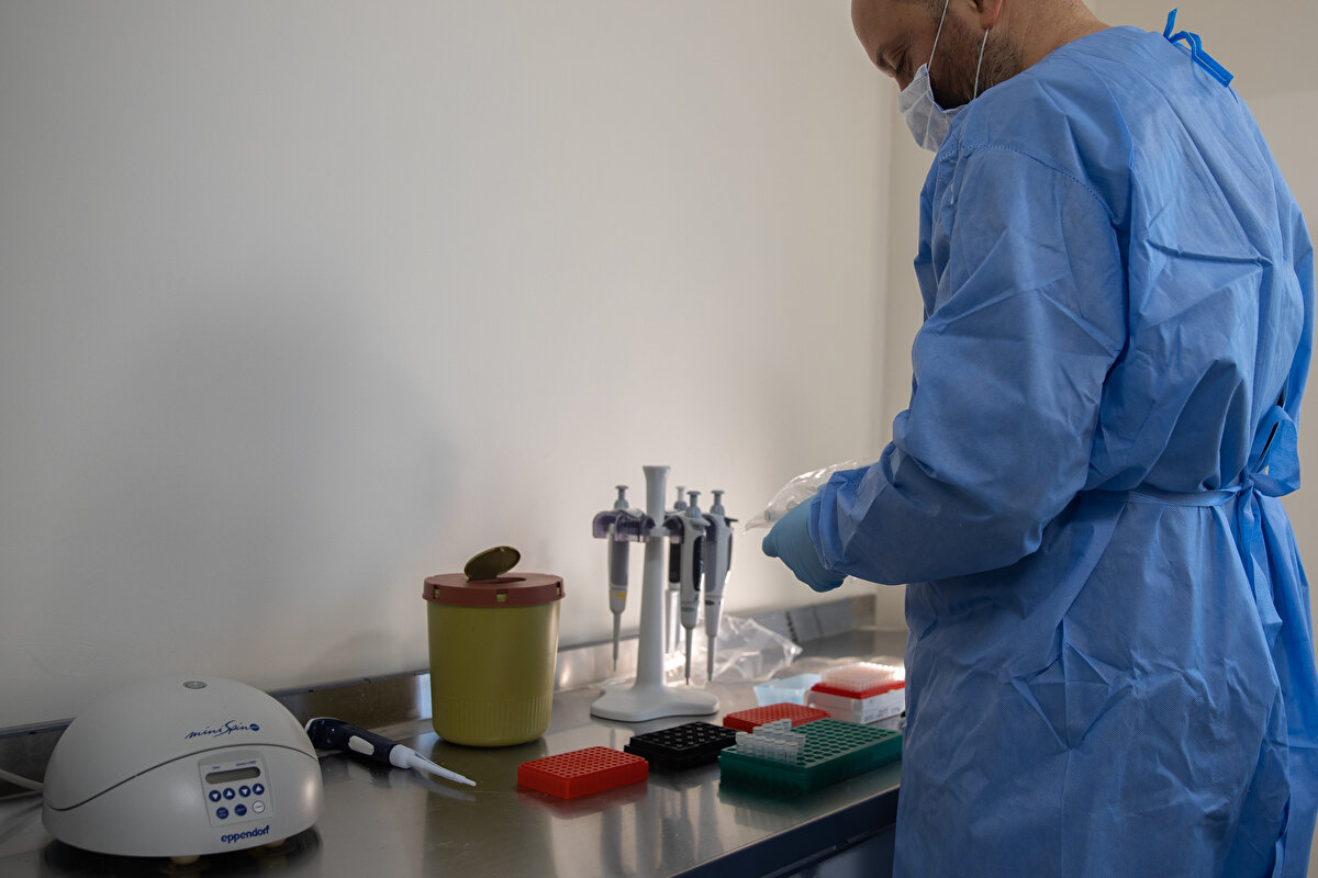 Öncelikle cenazelerin birinci derece yakınlarının örnek vermesini istediklerini bildiren Hızır Aslıyüksek, sözlerini şöyle sürdürdü:<br><br>"Annesi, babası, çocuğunun örnek vermesi gerekiyor. İkinci öncelik eğer ulaşılamıyorsa, yoksa, erkek cenazede erkek kardeşi, amcası veya dedesi, kadın cenazeyse kız kardeşin örnek vermesini istiyoruz. Daha sonra ise erkek veya kadın cenaze hangisi olursa olsun kardeşi, dayısı, teyzesi ve teyze çocuğunun örnek vermesi. Bizim DNA havuzumuzda, işletim sisteminde mevcut olan DNA havuzuyla eşleştirip en kısa zamanda ailelere cenazelerini teslim etmek istiyoruz."