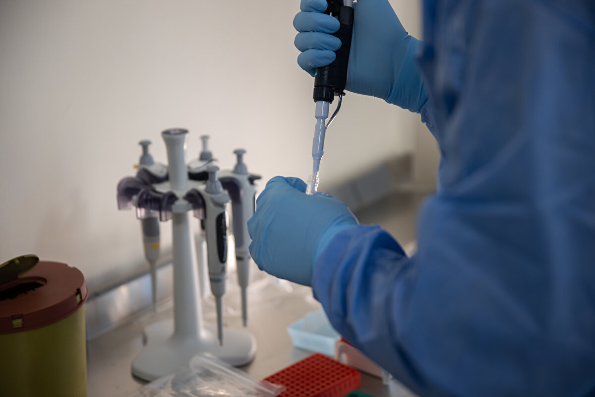 Kimlik tespiti yöntemi hakkında bilgi veren Aslıyüksek, öncelikle parmak izinin, emniyet ve olay yeri inceleme ekibi tarafından alındığını, adli tıp uzmanlarının ölü muayenesini savcı huzurunda yaptığını aktardı.<br><br>"Parmak izi, ölü muayenesi ve yakınlarının tanık ifadelerine göre teslim ettik." ifadesini kullanan Aslıyüksek, tespit yapılamayanlarda ölen kişilerin yakınlarının kan örneği vermesinin önemine dikkati çekti.