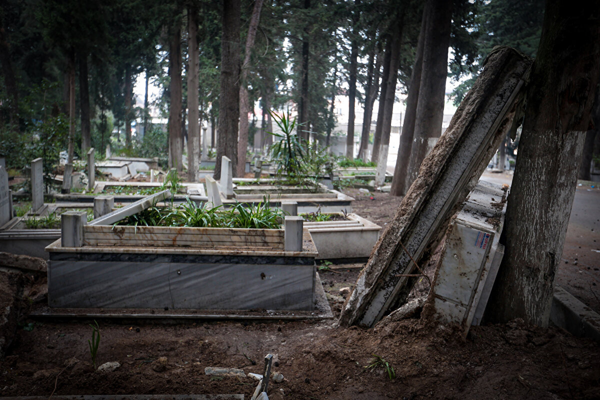 Deprem, Antakya Asri Mezarlığı'nda da hasara neden oldu. Sarsıntının etkisiyle bazı ağaçların devrilip yıkıldığı mezarlıkta, birçok mezar taşı kırıldı.<br>