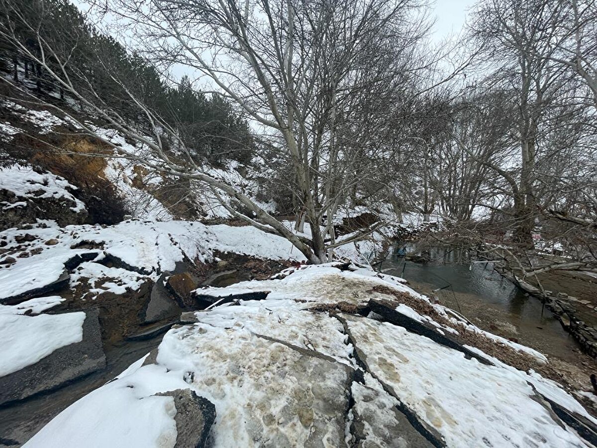 Depremler, ilçeye bağlı bazı mahallelerde de hasara neden oldu. İlçe merkezine yakın konumdaki Aşağı İçme Mahallesi'nde bulunan iş yerleri ve bazı oteller ile hamam çöktü.<br>