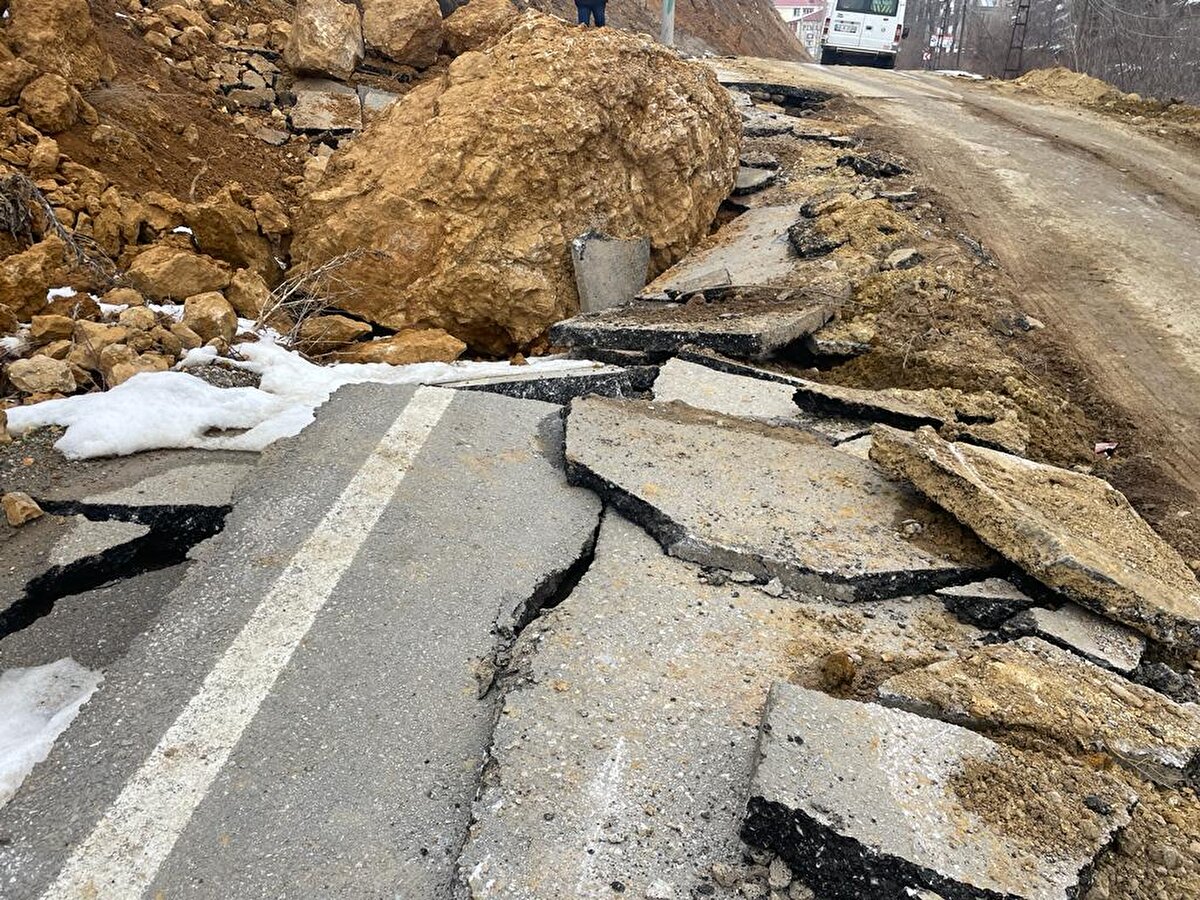 İstanbul Teknik Üniversitesi (İTÜ) ön raporuna göre, her iki deprem sonrasında 4,7 metre ile en büyük yatay yer değiştirmenin tespit edildiği Ekinözü'nde çekilen fotoğraf ve görüntüler, depremin şiddetini gözler önüne seriyor.<br>