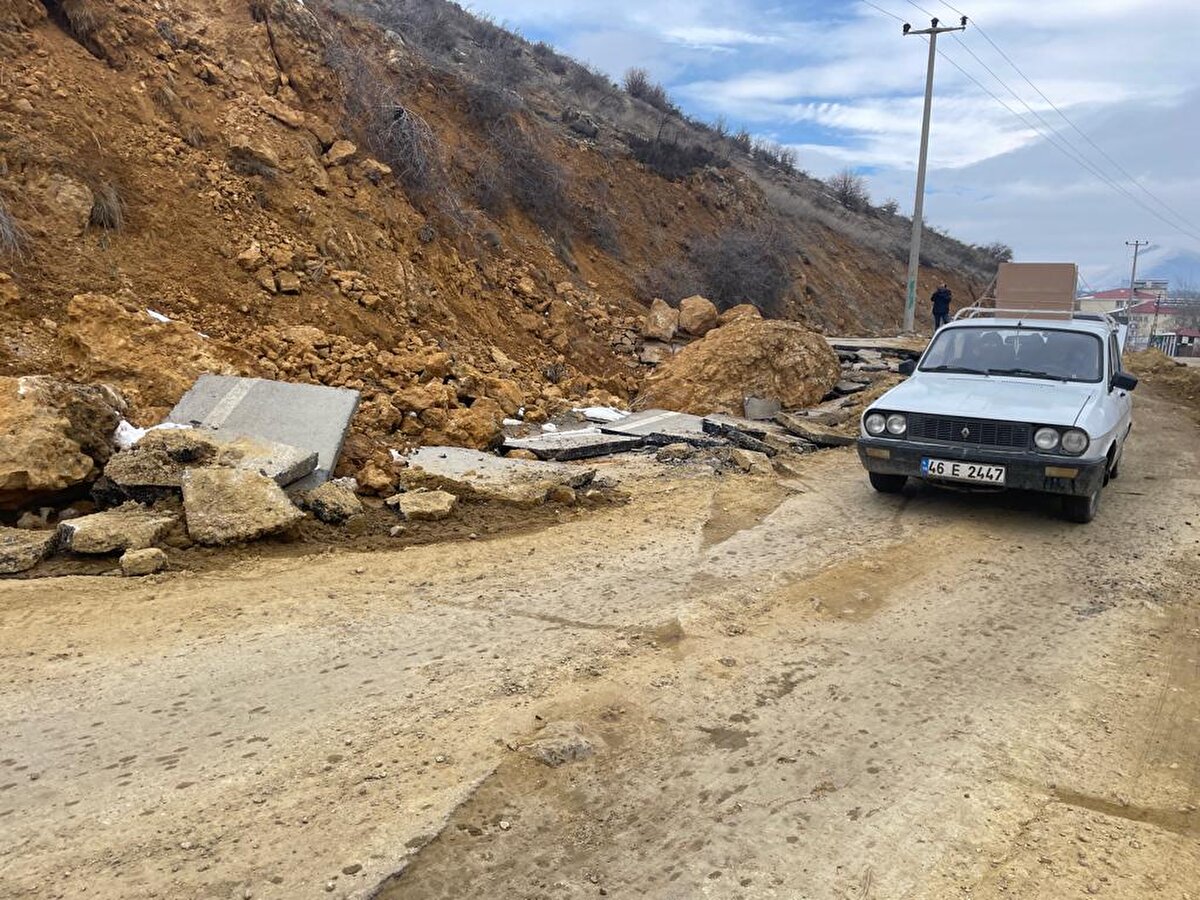 Asfaltın parçalandığı bölgenin Kırkgöz mevkisinde ise dere kenarında asfalt yol metrelerce kabardı.<br>