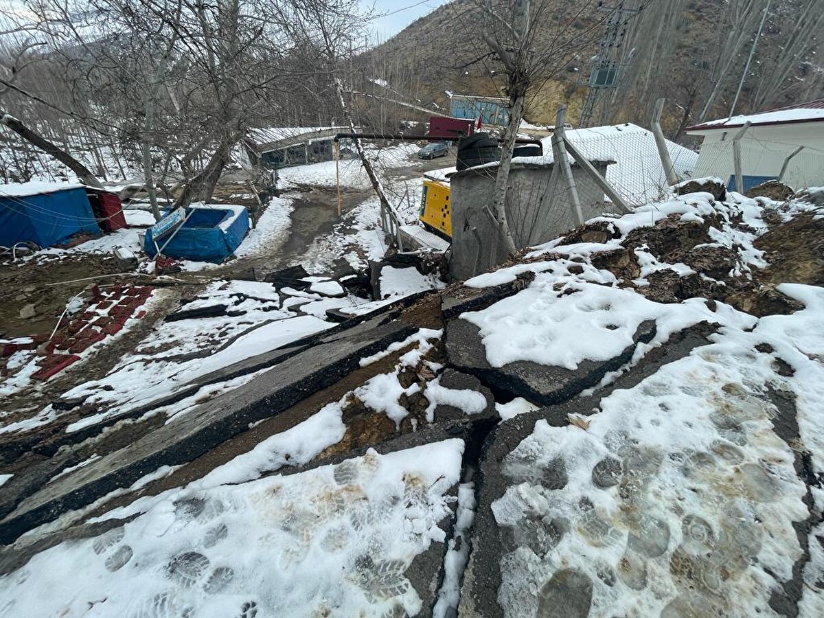 Bazı evlerin yıkıldığı mahallede fay kırığı nedeniyle dağdan kopan büyük kaya parçaları yola düştü.<br>