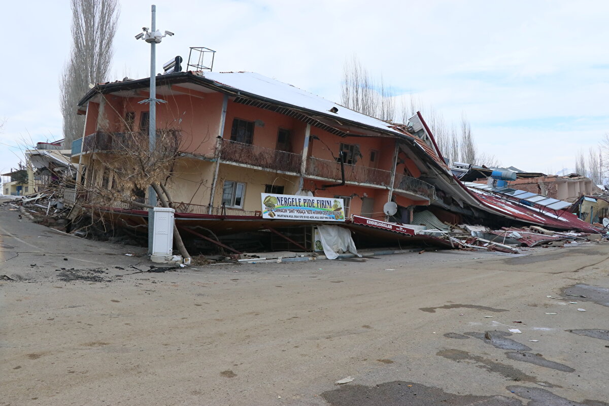 Mahalle sakinlerinden Hüseyin Şimşek, AA muhabirine, 6 Şubat'ta büyük bir uğultuyla uyandıklarını ve sonrasında sarsıntının gerçekleştiğini söyledi.<br><br>Deprem nedeniyle çok korktuklarını belirten Şimşek, şunları kaydetti:<br><br>"Depremden sonra yaşadıklarımızı bir Allah, bir de biz biliyoruz. İki depreme de evde yakalandım. Çok korktuk. Büyük bir afet yaşadık burada. Burası düz bir yoldu, depremle birlikte yol yaklaşık 3 metre havaya kalktı. Dağda yarıklar oluşmuş. Yol parçalanmış, kırıklar oluşmuş, deprem büyük bir hasar oluşturmuş, burası çok kötü bir hale gelmiş."