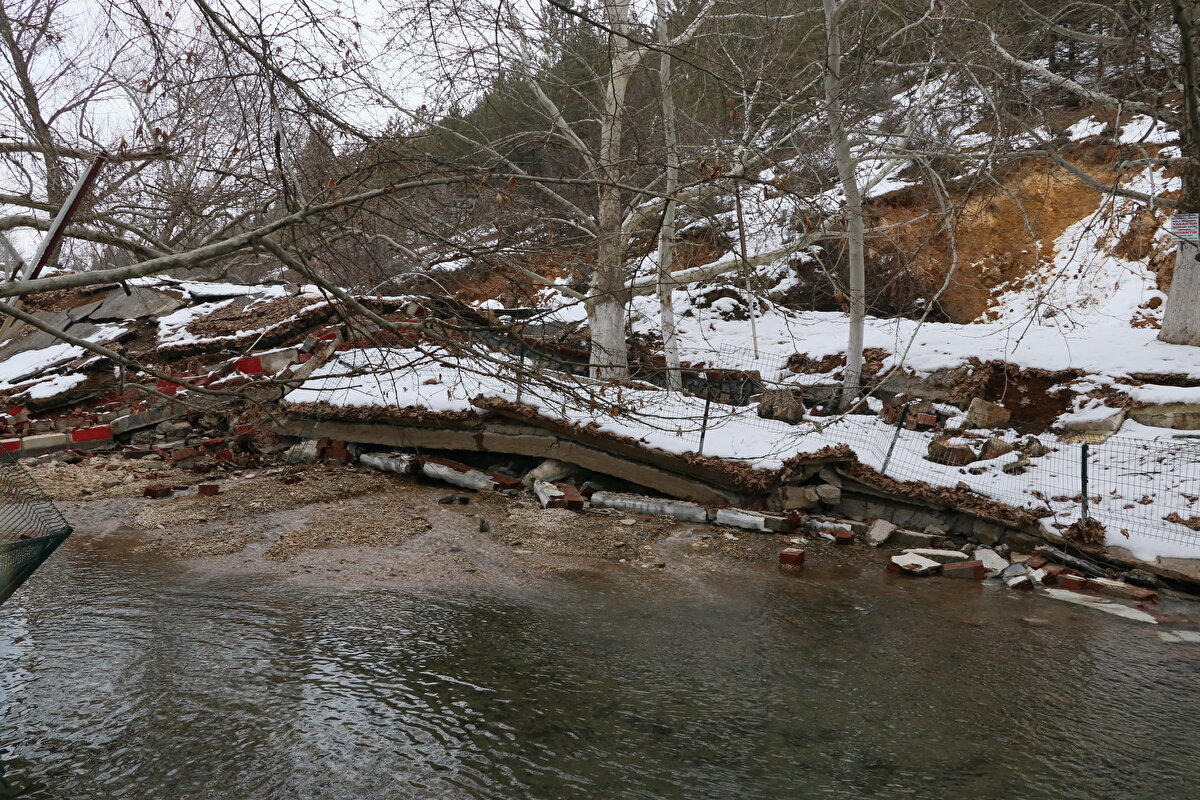 Dere yatağının da deprem nedeniyle kabardığı bölgede ağaçlar kökünden yükseldi. Etraftaki iş yeri ve elektrik trafosu yıkıldı.<br>