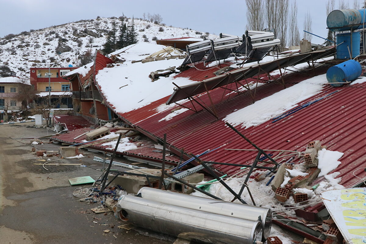 Depremin hemen ardından Ekinözü ilçesinde yıkılan 12 binanın enkazından 11 vatandaş sağ kurtarıldı. İlçede depremde 2 kişinin hayatını kaybettiği öğrenildi.<br>