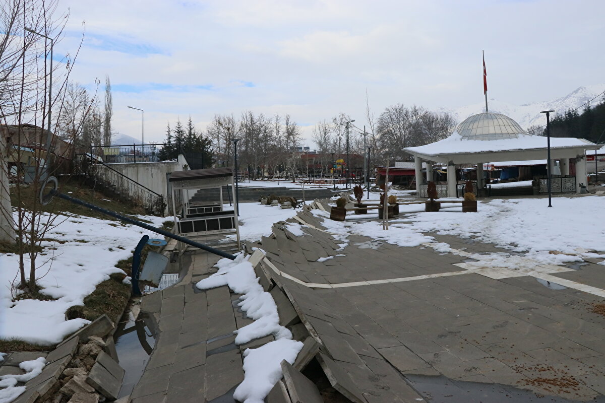  İTÜ raporunda Ekinözü'ne dikkat çekilmişti<br><br>İstanbul Teknik Üniversitesi (İTÜ) akademisyenleri tarafından merkez üssü Kahramanmaraş'ın Pazarcık ve Elbistan ilçeleri olan depremlere ilişkin ön inceleme raporu hazırlanmıştı.<br><br>"Depreme dair jeolojik, jeofizik, jeodezi ve jeomorfolojik ön tespitler", "Kuvvetli yer hareketlerinin değerlendirilmesi", "Yapısal hasarların değerlendirilmesi", "Geleceğe dönük çıkarımların kent planlama ve hızlı konut ihtiyacının karşılanması için kullanılabilecek inşaat tekniklerinin değerlendirilmesi" ve "Çevresel altyapı ve deprem atıkları yönetimi açısından değerlendirme" konulu 5 başlığın yer aldığı raporda, modelleme sonuçlarının Nurdağı-Pazarcık ve Ekinözü depremlerinin kırılma sürelerinin sırasıyla yaklaşık 100 ve 60 saniye olduğunu ortaya koyduğu ifade edilmişti.<br><br>Statik değerlendirmeye göre, her iki deprem sonrasında en büyük yatay yer değiştirmenin 4,7 metre ile Ekinözü istasyonunda elde edildiği belirtilmişti.