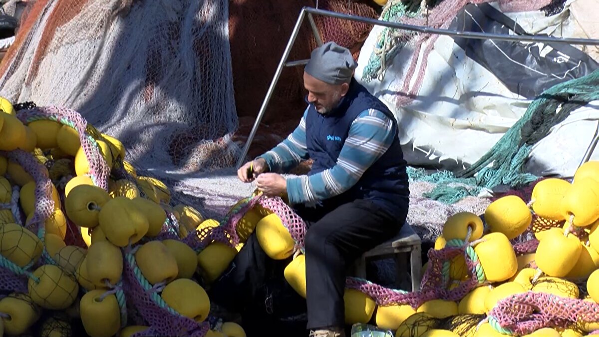 “HAMSİ SENEYE KADAR ZATEN BÜYÜR YASAK DA KALKARö<br>Balıkçı Nurettin Yar ise, "Hamsi Karadeniz'de oldu ama, Marmara'da ufak olduğundan yasak getirildi. Seneye kadar zaten büyür. Yeni sezon açıldığı zaman yasaklar da kalkacak" dedi.