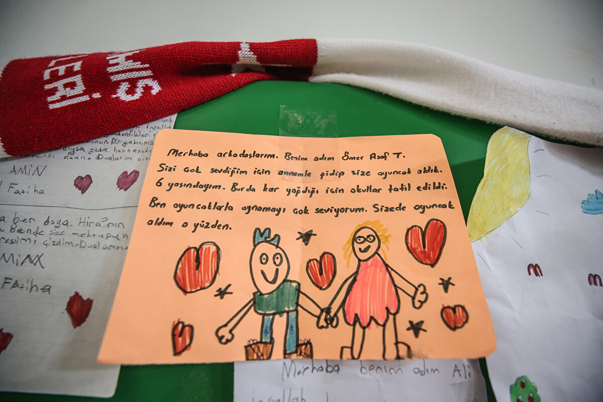 Bazı çocukların kendi oyuncaklarını yaşıtlarının oynaması için gönderdiğine de tanık olduklarını ifade eden Avcı, "Bu bizim küçükten büyüğüne ne kadar necip bir millet olduğumuzu gösteriyor." dedi.