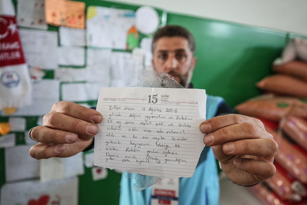 Bu malzemeleri günlük olarak Diyanet İşleri Başkanlığının, Türkiye Diyanet Vakfının ve gönüllülerin araçlarına yükleyip afetzedelere ulaştırdıklarını anlatan Avcı, şöyle konuştu:<br><br>"Hatay il merkezinden başlayarak ulaşılmamış, henüz kimsenin gidememiş olduğu en ücra köşelere kadar vatandaşlarımıza, çadırlara ulaştırmaya çalışıyoruz. Tasnif işlemleri sırasında yardım kolilerinden bazı notlar çıkıyor. Çocukların gönderdiği oyuncaklar var. Bizi duygulandıran, ağlatan notlar da yer alıyor. Bir şehit çocuğumuz not yazmış ve ay yıldızlı bayrağımızın olduğu bir atkı göndermiş. Notta 'Babamın üşümemesi için bu atkıyı size gönderiyoruz' yazıyordu. Bir anne de hayatında iki çocuğunu toprağa defnetmiş olduğunu ve o çocukları için aldığı bütün eşyaları depremzede çocuklara hediye gönderdiğini yazmıştı."