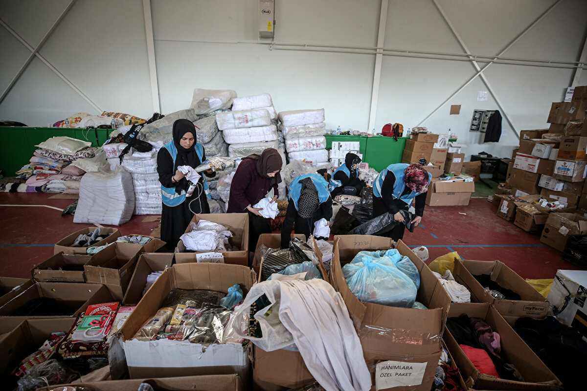 Merkezin depo sorumlusu Yasin Avcı, AA muhabirine, Türkiye'nin farklı yerlerinden gelen Diyanet İşleri Başkanlığı personeli ve gönüllülerle yardım tırlarını boşaltıp malzemeleri tasnif ettiklerini söyledi.