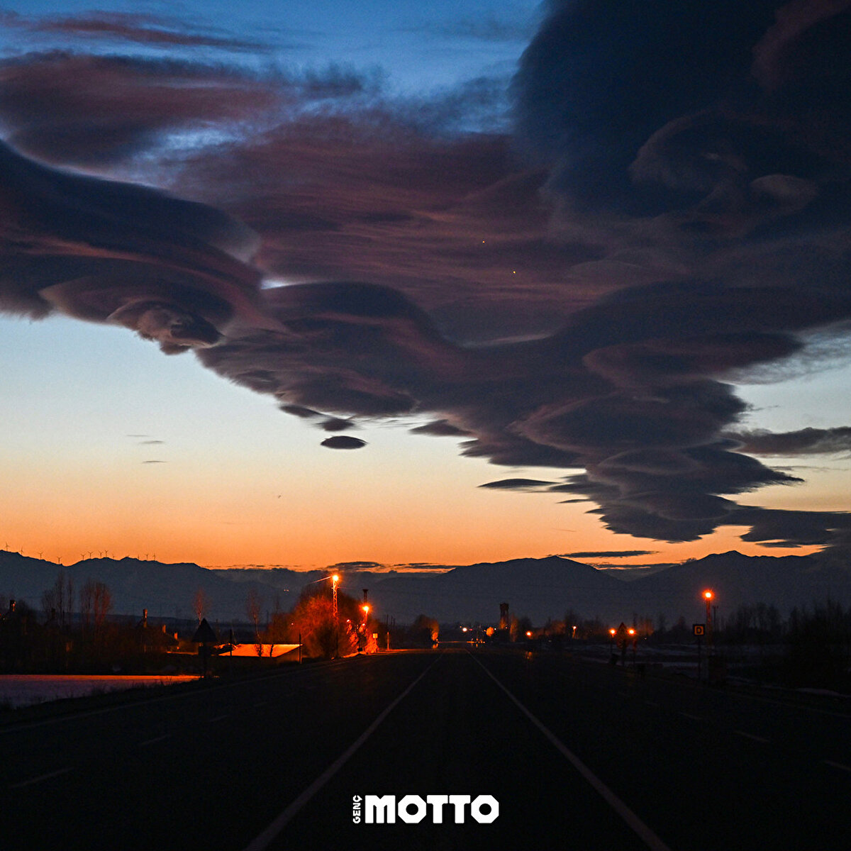 Rüzgar yeterince kuvvetli ve uzun süre etkili olursa mercek bulutları denilen merceksi bulutlar oluşmaya başlar