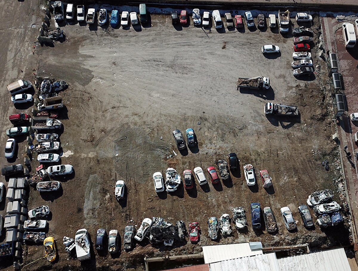 Enkazdan hurda olarak çıkarılan araçlar, Malatya Emniyet Müdürlüğü otoparkına çekiliyor. 