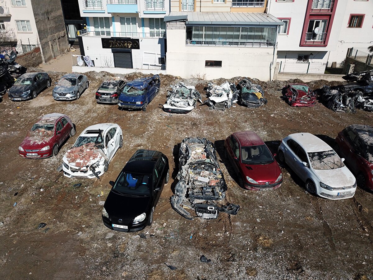  Araçlar, yaşıyorsa sahiplerine teslim ediliyor eğer depremde yaşamını yitirmişse birinci derecedeki yakınlarına tutanak karşılığı teslim ediliyor.<br>