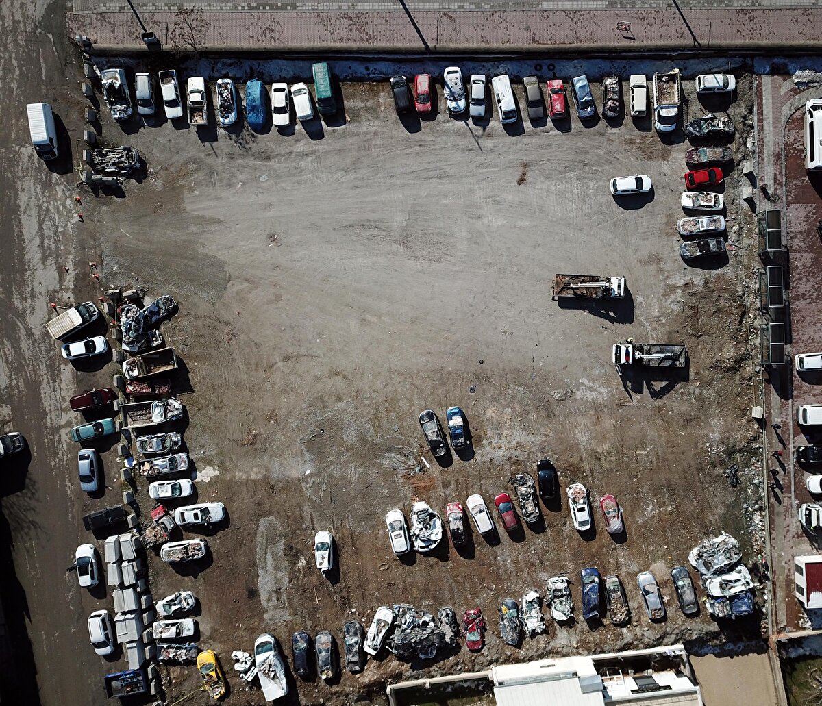 Olası hırsızlığın önlenmesi amacıyla özel çekicilerle araç çekilmesine izin verilmezken, sadece Ankara'dan gelen Türk Polis Teşkilatı'na ait 4 çekiciyle araçlar, otoparka götürülüyor. 
