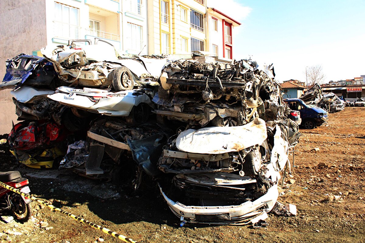 Kahramanmaraş merkezli depremlerin vurduğu Malatya'da, 1130 bina yıkıldı. Binaların altında park halindeki çok sayıda araç ise enkaz altında kalarak kullanılamaz hale geldi.