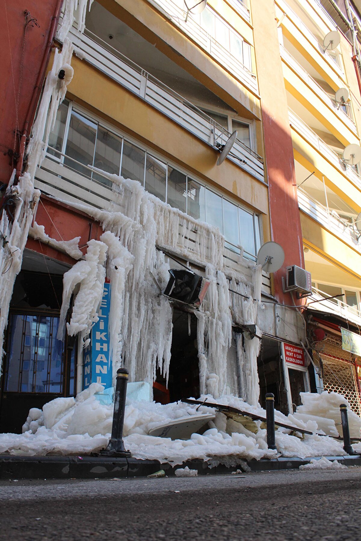 Kahramanmaraş merkezli depremlerde, Malatya'nın Şifa Mahallesi Zapcıoğlu Caddesi'ndeki 6 katlı bina, ağır hasar gördü. 