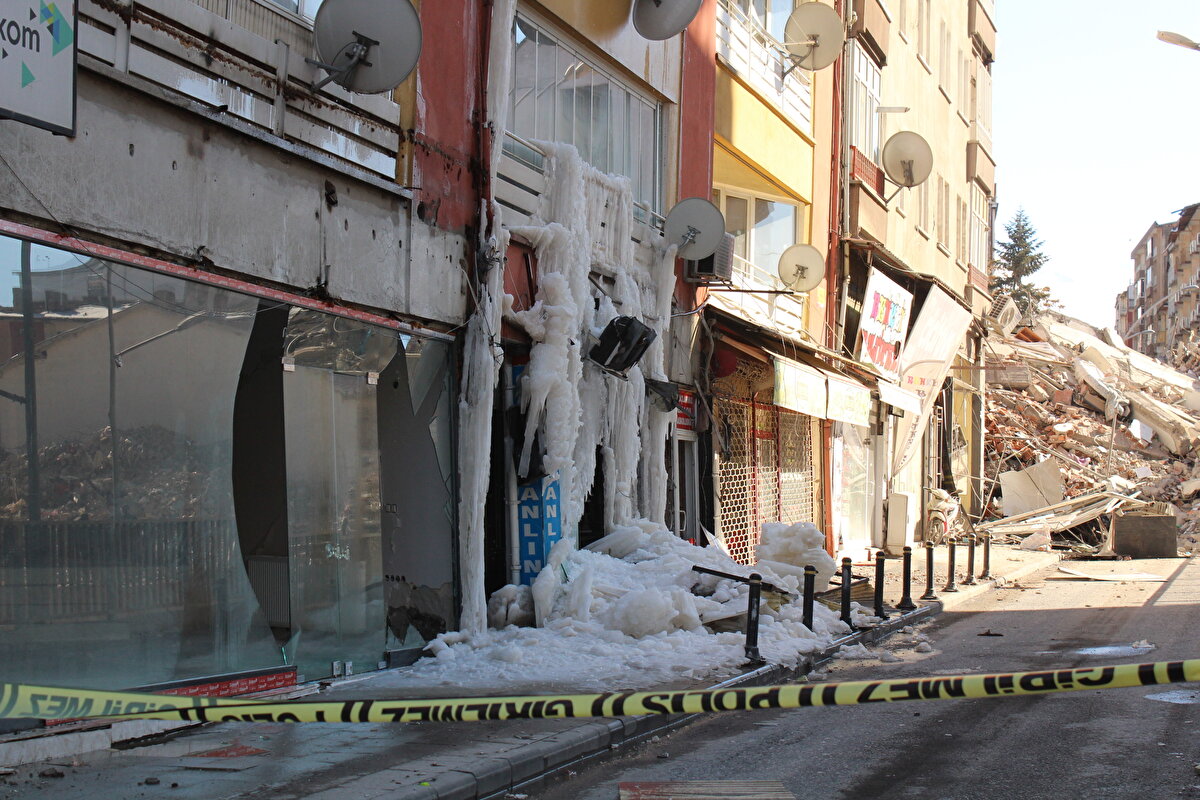 Binanın 4'üncü katındaki dairede ise su borusu patladı.<br><br>