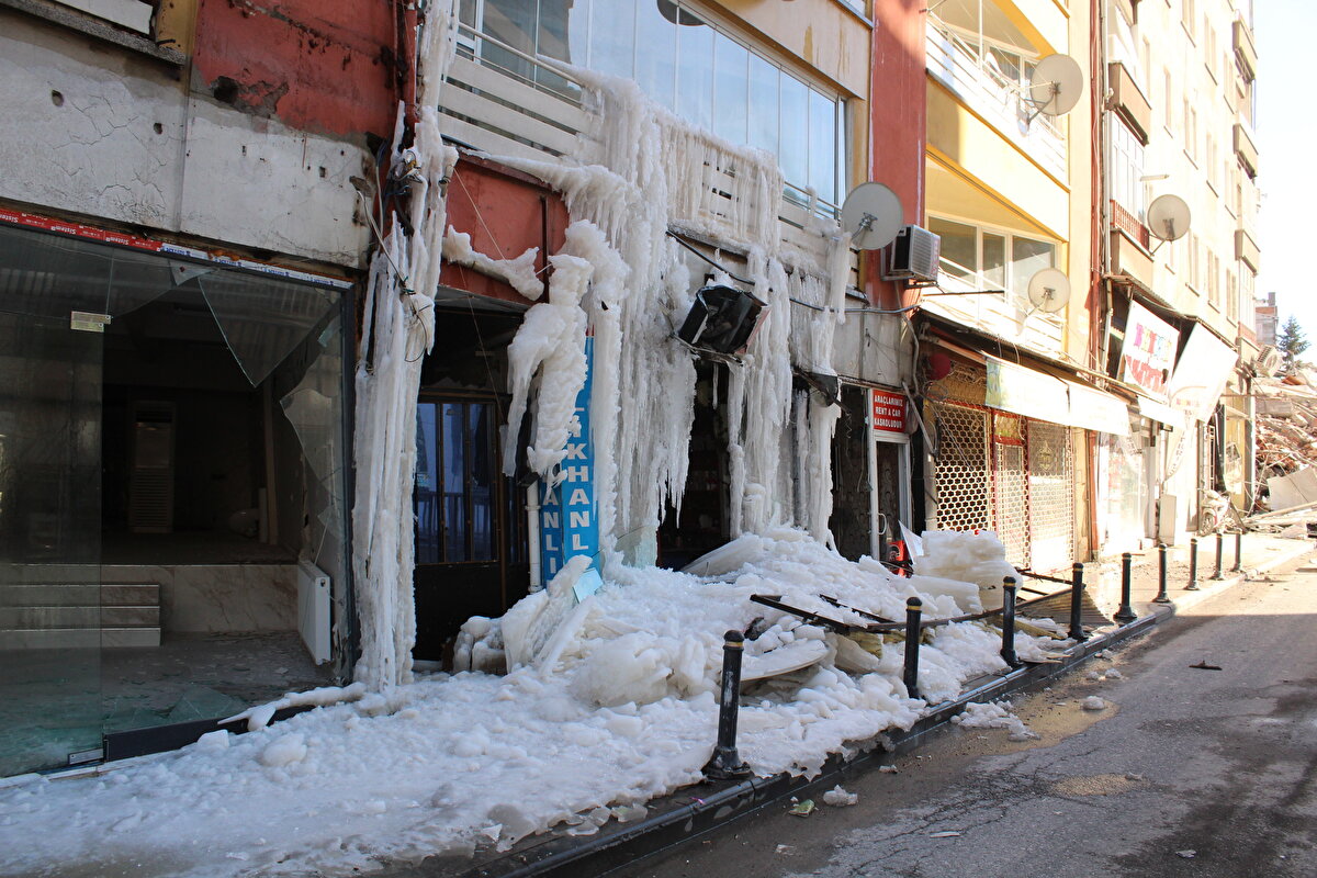 Sular, 4'üncü kattan aşağı akarken, havanın da soğumasıyla binanın 1'inci katı ve alt kattaki iş yeri üzerinde buz sarkıtları oluştu.<br><br>