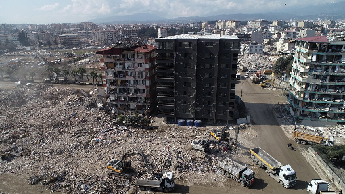 Kentin farklı bölgelerinde yıkılan veya ağır hasar sonrası yıkım kararı verilen binalardan kalan molozları toplama çalışmaları sürdürülüyor.
