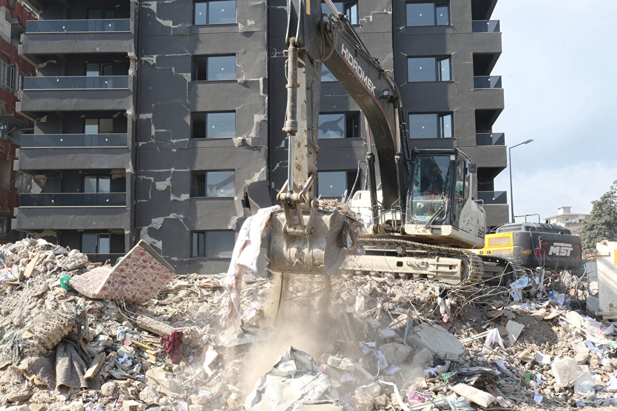 Ekipler, sabah saatlerindeki yağmura rağmen kepçe ve kamyonlar ile çalışmalarına devam ediyor.