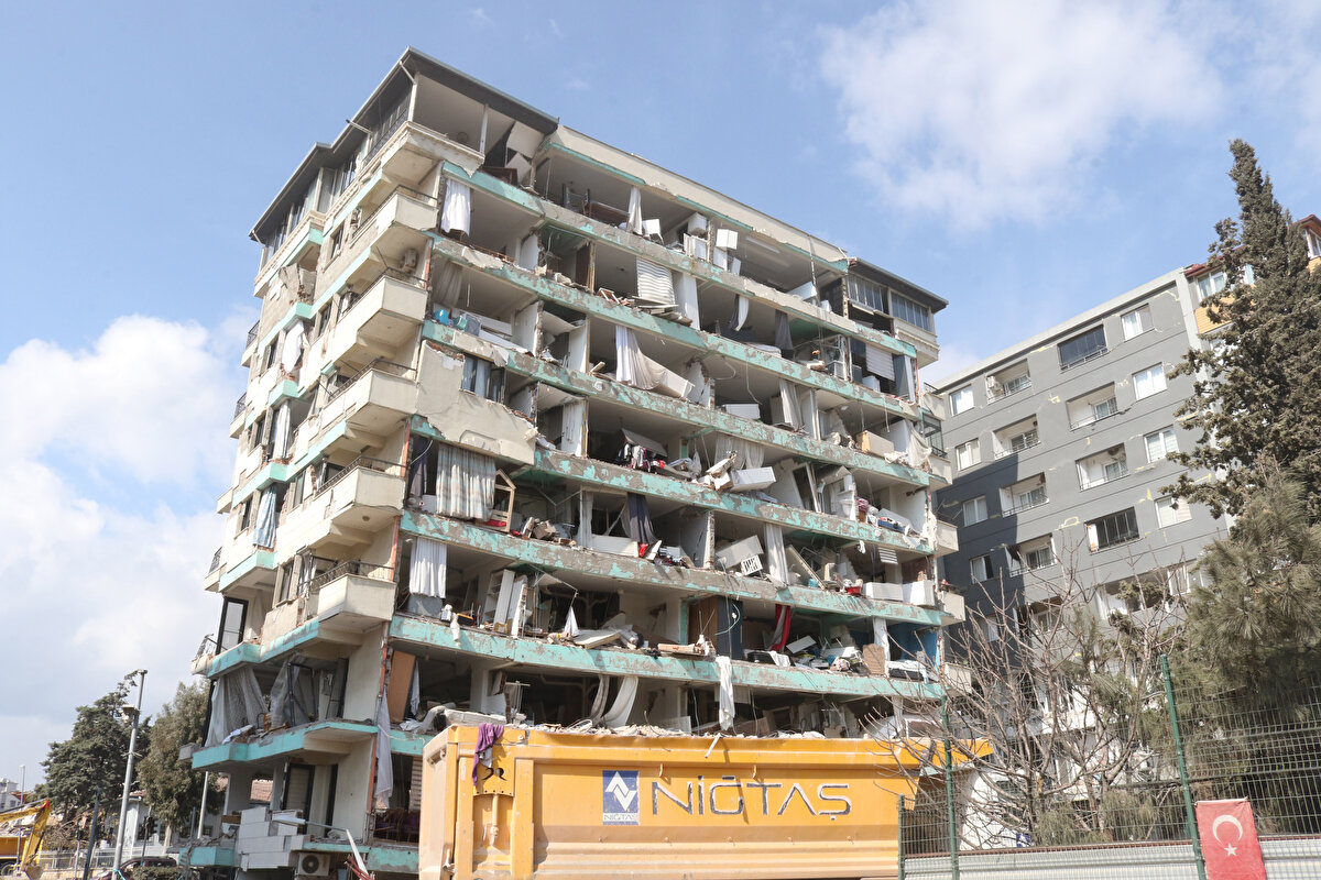 Kahramanmaraş merkezli 7.7'lik ve 7.4'lük depremlerin ardından Hatay'da dün akşam 3 dakika arayla 6.4 ve 5.8 büyüklüğünde 2 deprem daha meydana geldi.