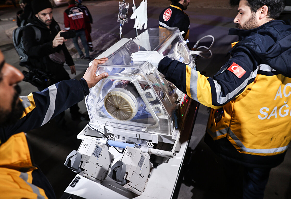 Hasan Keykuni, gazetecilere, depremin ardından panikle evden ayrıldıklarını anlattı.<br>