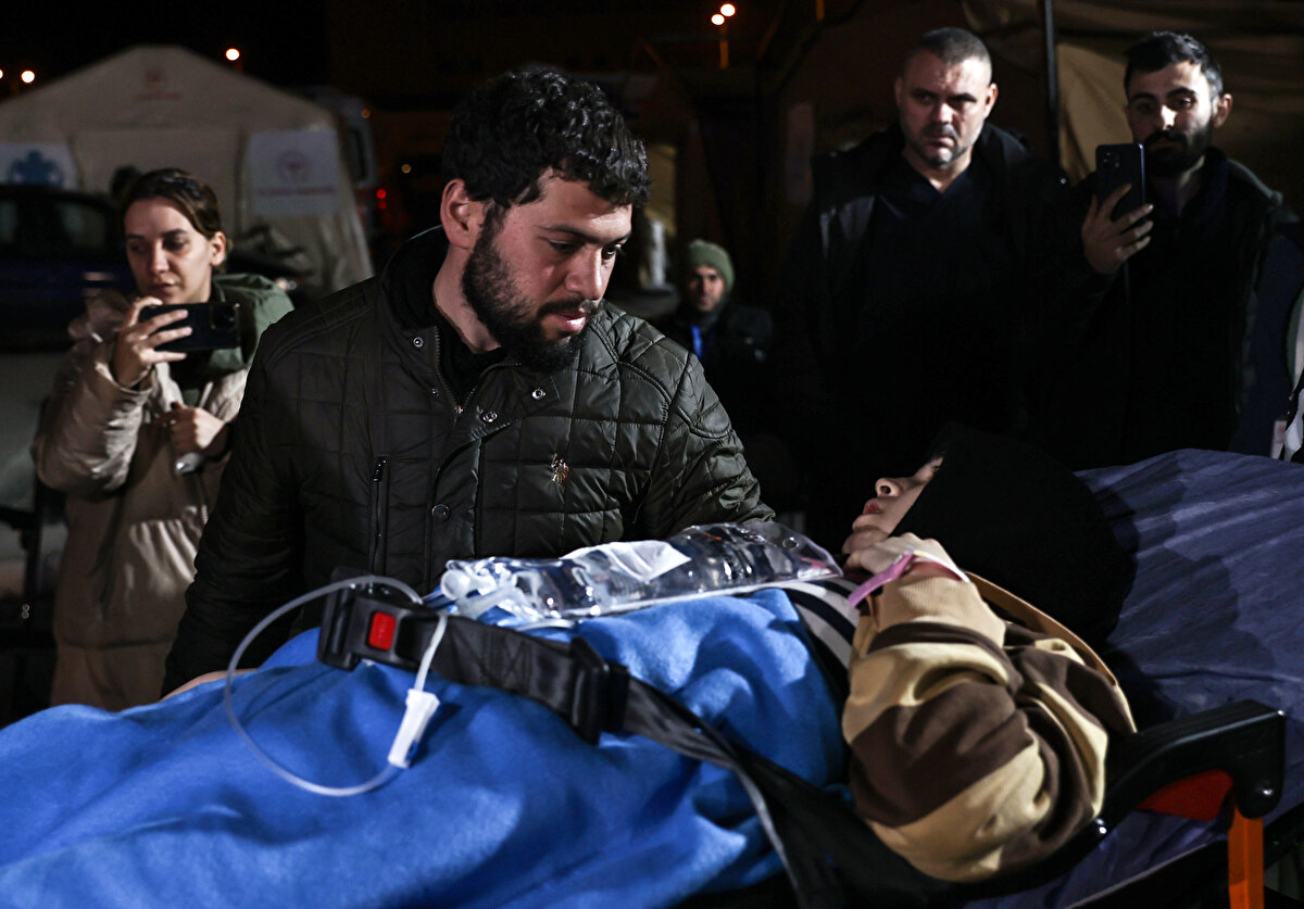 Antakya ilçesinde de hissedilen sarsıntı nedeniyle Hasan Keykuni (28), 8 aylık hamile eşi Culia (22) ve bir çocuğuyla evden çıktı.<br><br>Keykuni, panik halindeyken karısının fenalaşması üzerine bölgedeki jandarma ekiplerinden yardım istedi.<br><br>Ekiplerin, Hatay Eğitim ve Araştırma Hastanesi bahçesine kurulan sahra hastanesine götürdüğü kadın, özel olarak hazırlanan çadırda doğum yaptı.<br>