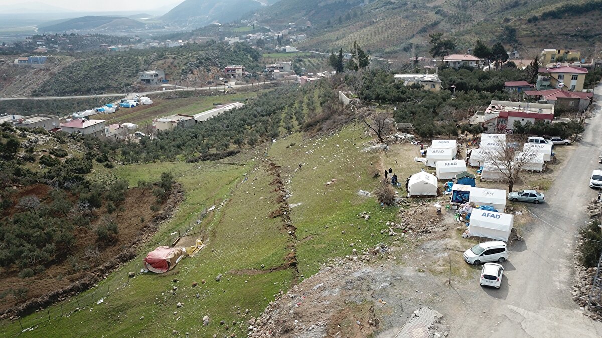 Fay hattının çapraz şekilde ilerlediği, yan yana iki evden birinin hasar görmemesi diğerinde ise yarıklar oluşmasıyla ortaya çıktı. Patlayan su borularının onarımını ise köylüler ve muhtar yaptı. Köy sakinleri yaşadıklarını anlattı.  