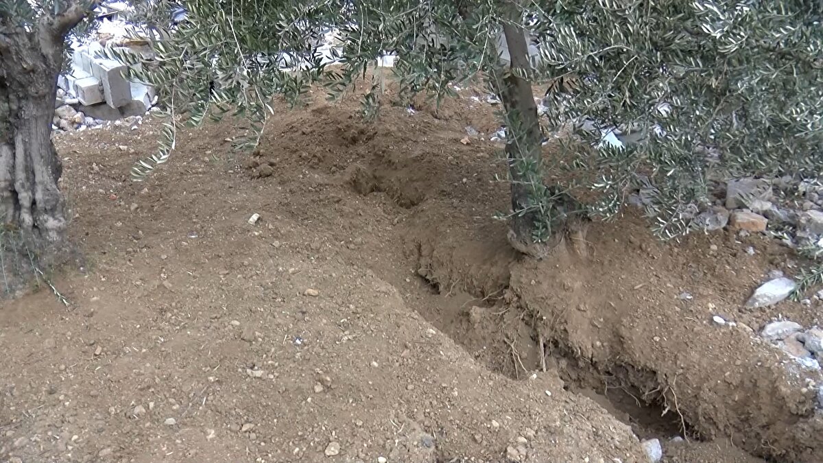 "BİZ ÖLÜMÜ BEKLEDİK"<br>Emekli maaşıyla geçimini sağlayan ve depremden sonra köyde hiçbir şeyi kalmayan Mehmet Gökkaya da, deprem anında enkaz altında kaldı. Komşularının yardımıyla enkazdan çıkan Gökkaya, "Yatarken bir sallantı oldu. 1 dakikadan fazla sallandı. Arkasından yavaşlayıp, yukarıdan aşağıya geldi. Kafamızın üzerine baza geldi, nefes alamadık. Hiç kımıldama yok. Ben sadece eşime gittim, hakkını helal et dedim,  helalleştik, bekledik. Üçüncü bir dalga geldi, esneme payı olunca kafamı çektim. Baktım bir ışık görünüyor. Elimi dışarı çıkardım. İmdat diye bağırdım. Komşular geldi, bizi kurtardı. 10-15 dakika kalmışımdır. Biz ölümü bekledik. Hanımdan hiç ses çıkmıyordu. Onu da çektik altından, çıkardık. Öldü sandım. Yaşadığımız bir mucize. Allah daha böyle bir şeyi göstermesin. En büyük beklediğimiz deprem bu dedim. Beklediğimiz deprem geldi dedim. Sallandı, aldı götürdü" diye konuştu. 