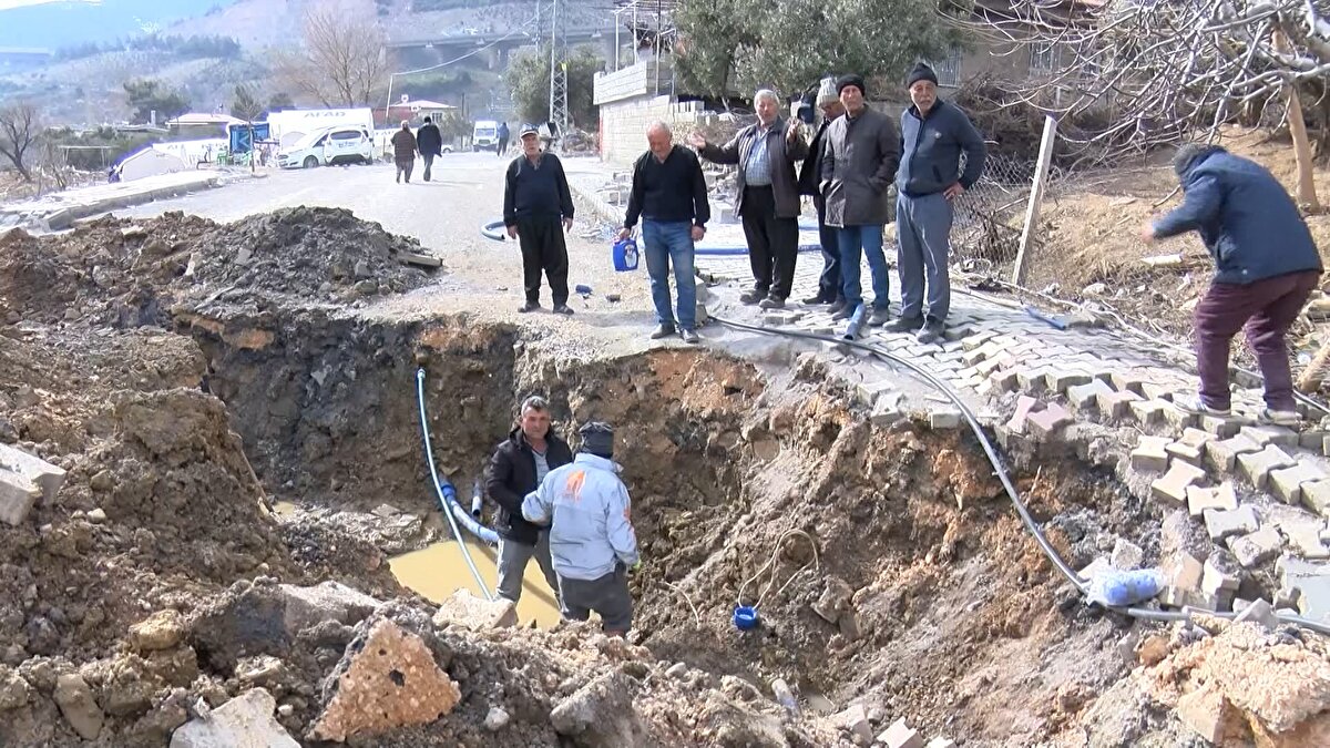 HAYVANLARIM ENKAZDAN ÇIKSIN İSTİYORUM <br>Birçok köylünün hem geçim kaynağı hem de can yoldaşı olan hayvanlar da enkaz altında kaldı. Enkazın altında hayvanları kalan Ali Gül ise, "60 hayvanım içeride. Benim zaten bir şeyim kalmadı. Bir kuru canım, hanımım, çoluğum çocuğumu zor kurtardım. Enkazın kaldırılmasını istiyorum" dedi