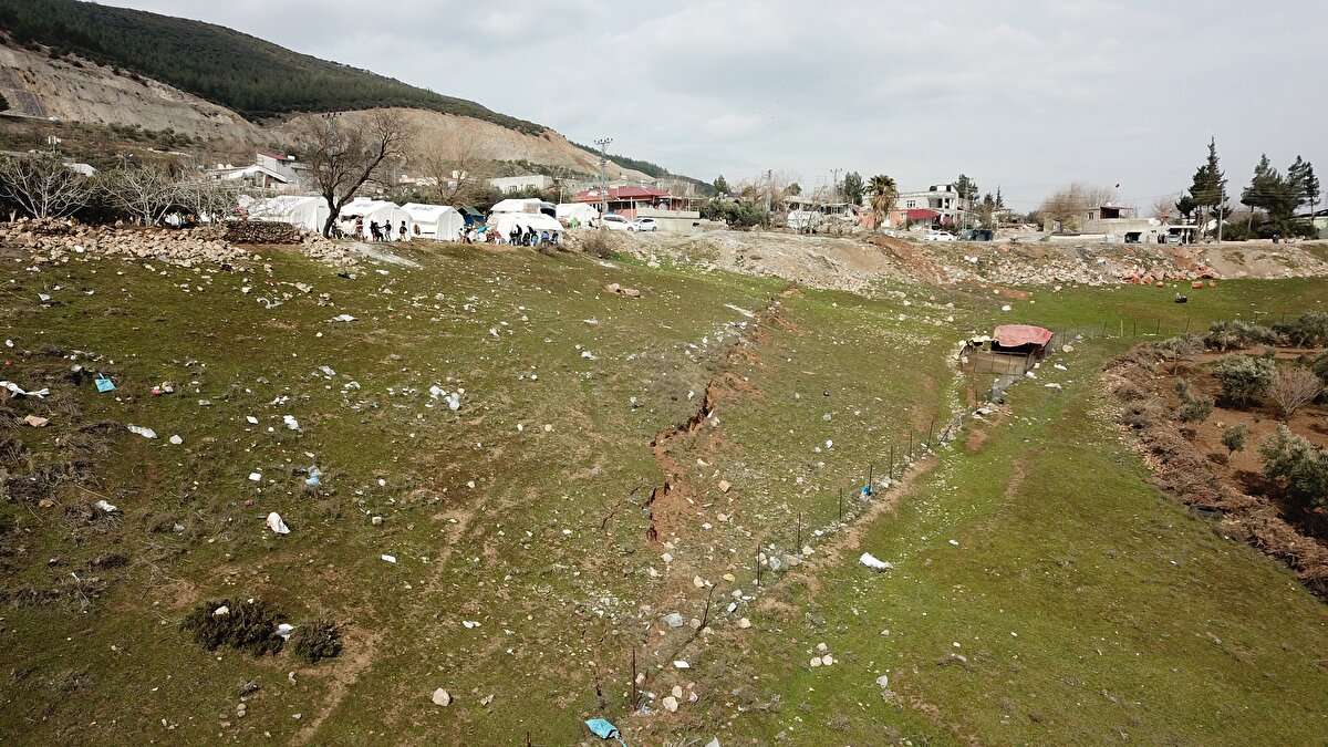 "BÜYÜKLERİMİZ FAY HATTI VAR DİYORDU"<br>Doğduğu ve büyüdüğü köyde çok büyük bir felaket yaşadığını söyleyen 70 yaşındaki Selahattin Karakoç, "Allah bir daha göstermesin. Fay hattı buradan karşıya gidiyor. Evlerin arasından gidiyor. Deprem olduğunda hepimiz buraya biriktik. Arada bir sallandı, sallandı, 'Allah' diye diye burada bekledik. Çok acayip gürüldedi. Elektrik yoktu, su yoktu, can pazarı yaşadık. Vatandaşın kendini toplaması 10-15 seneyi bulur.  Büyükler fay hattı var diyorlardı. Olacağını söylüyorlardı. Ama tam net bilemiyorduk" ifadelerini kullandı. 
