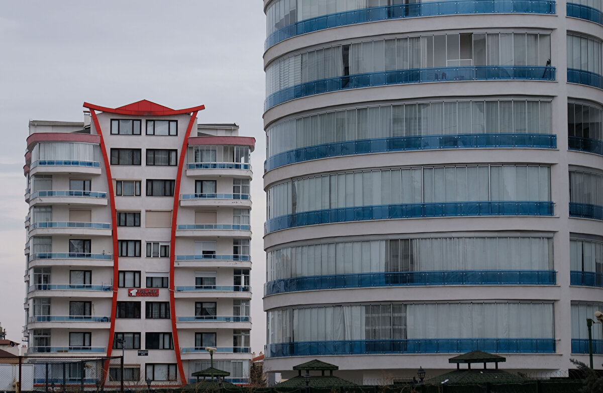 Duruma tepki gösteren Konya Emlakçılar Odası Başkanı Sedat Altınay, odaya kayıtlı hiçbir emlakçının, fiyat artışı gerçekleştiren ev sahiplerinin evini kiralamadığını belirtti. Fiyat artışını gayriresmi emlakçılar ile ev sahiplerinin yaptığını söyleyen Altınay, şöyle konuştu: