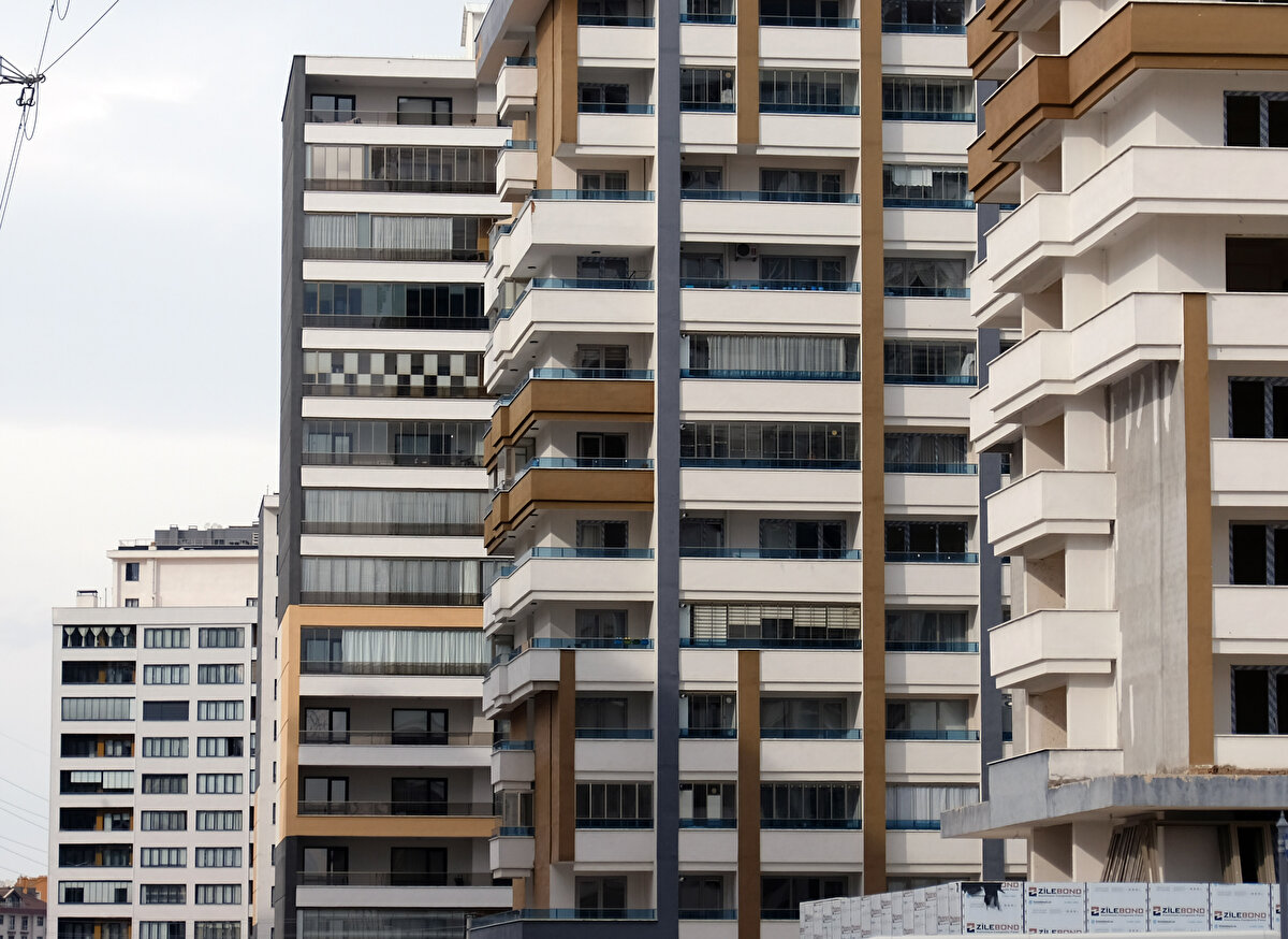 ''Hem Valilik makamımız hem kaymakamlıklar, muhtarlıklar, Konya Emlakçılar Odası, Ticaret Odamız, elimizden ne geliyorsa el birliği içerisinde tüm STK'larla her türlü gereken yardımı yapmaya devam ediyoruz. Tabii vatandaşlarımız moral olarak çökük. Biz bir nebze de olsa morallerinin düzeltilmesi, sıcak ortamda ikamet edebilmelerini sağlamak için gerekeni yapıyoruz. Bu arada ev sahiplerinden destek verenler var. Konya Emlakçılar Odası ve Ticaret Odası üyelerimizden destek olanlar var. İnanın komisyon bile talep etmiyoruz. Kendi araçlarımızla, vatandaşlarımızı yerleştirebilmek için her türlü gayret ve çabayı sarf ediyoruz. Arada art niyetliler de vardır. Bunlar mutlaka her kesimde olduğu gibi bizim camiamızda da bulunuyor. Vatandaşın kendisinin kiraya vermeye kalktığı yerlerde fiyat aralığı oldukça yüksek istenilen yerler var. Biz Konya Emlakçılar Odası olarak tüm üyelerimizle birlikte fiyat arttıran hiçbir ev sahibinin evini kiralama yapmıyoruz. Yapmama kararı aldık. Bunun yanı sıra kira bedeli bile almayan veya kira bedelinin yarısını talep eden ev sahiplerimizde var.''