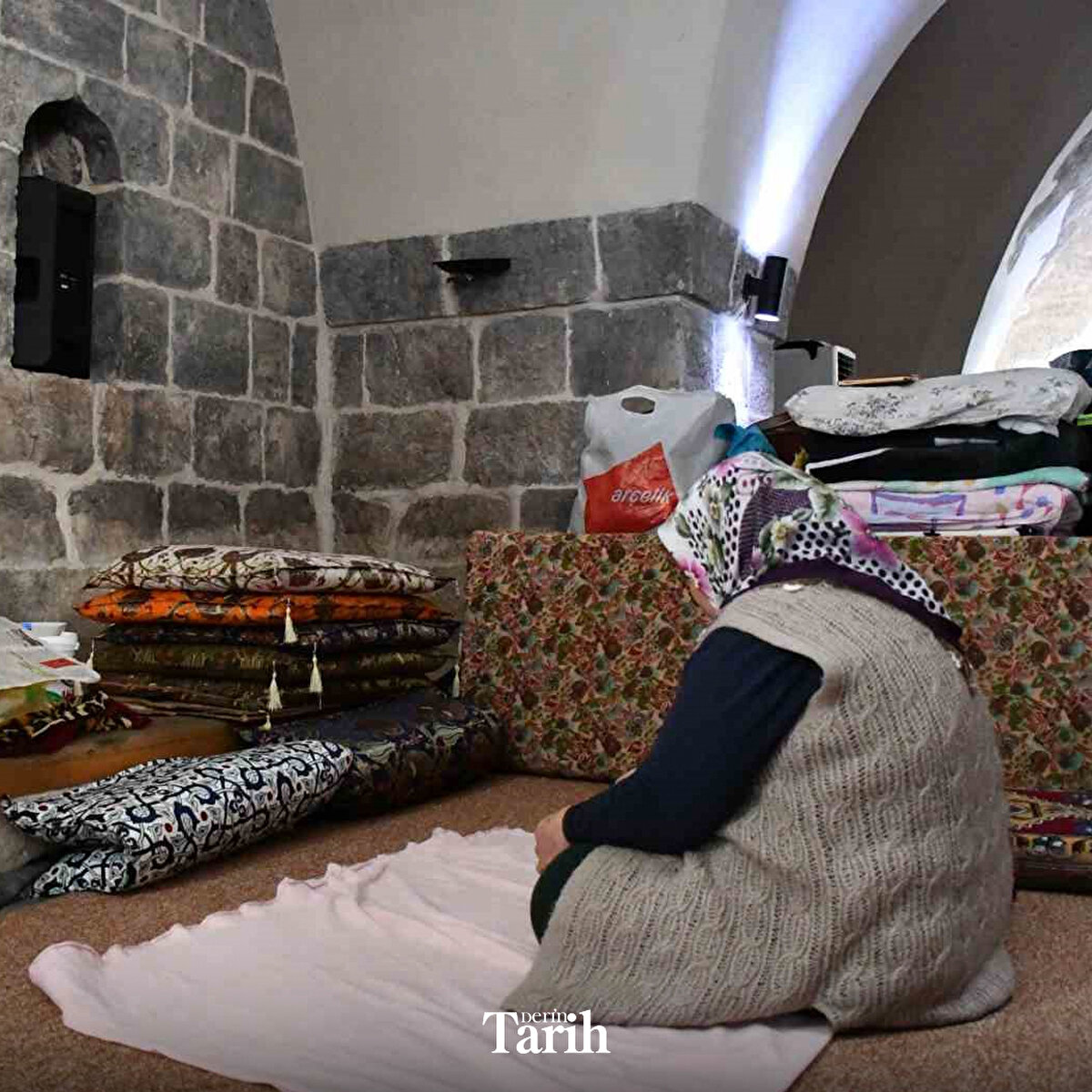 Hacı ve ticaret kervanlarının, limanın ve askeri birliklerin emniyetini sağlamak ve konaklamalarını karşılamak amacıyla inşa edildi.