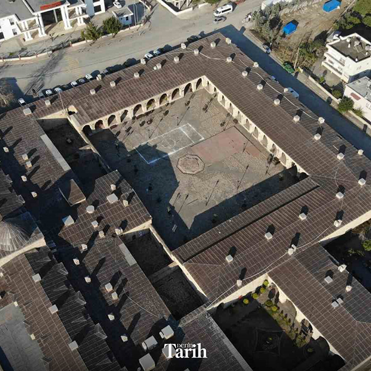 Yüzyıllar boyunca hacı ve ticaret kervanlarını ağırlayan bu eser, şimdi depremzedeleri konuk ediyor.