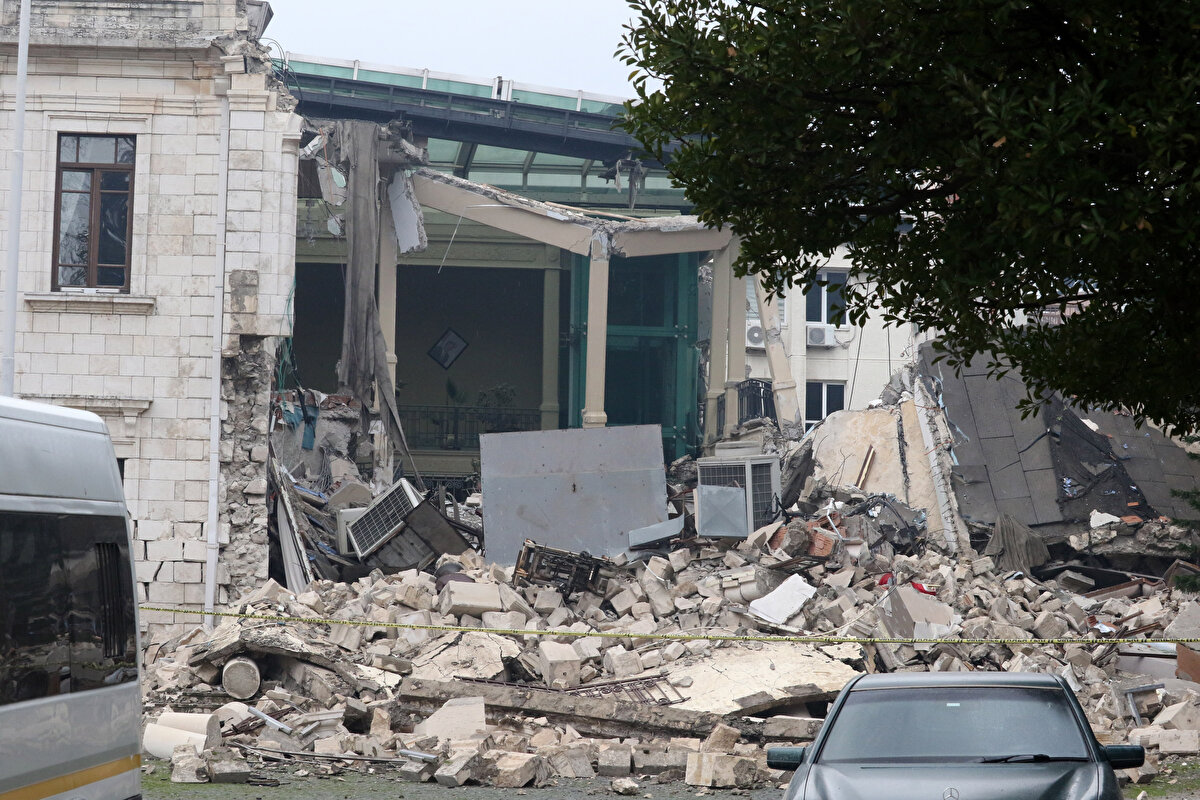 Dün akşam saat 20.04'te merkez üssü Hatay'ın Defne ilçesi olan 6.4 büyüklüğündeki depremde de binanın bir bölümü yıkıldı.