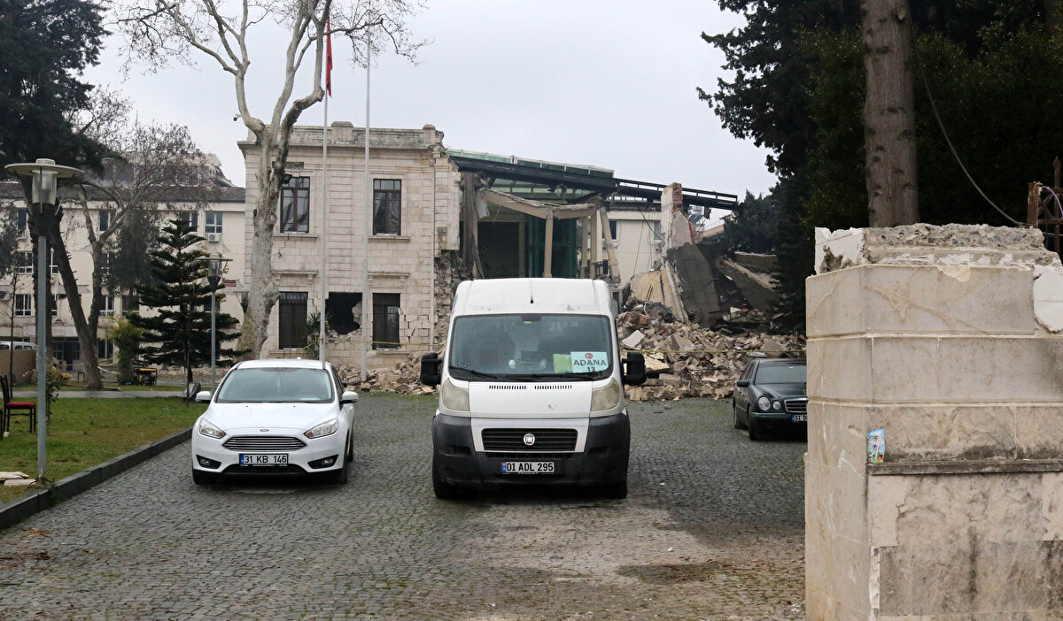 Kahramanmaraş'ta 6 Şubat'ta meydana gelen 7.7 ve 7.6 büyüklüklerindeki depremlerde Hatay Valiliği binası da hasar görüp kullanılamaz hale geldi.