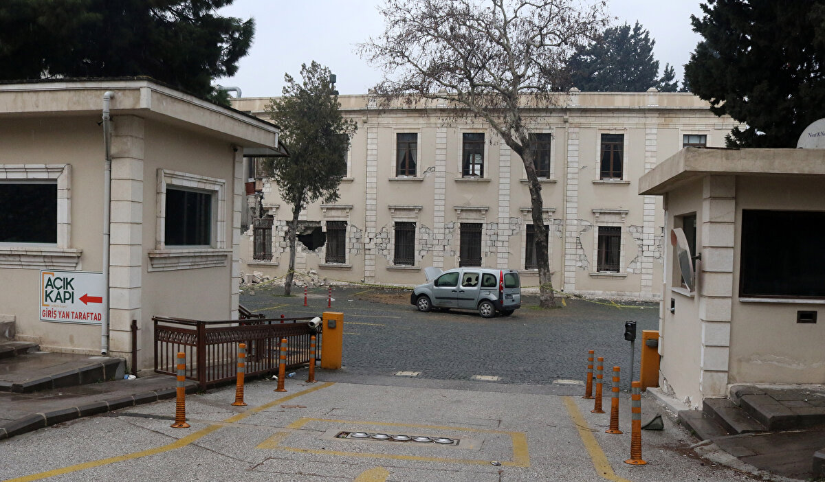 2 Eylül 1938 tarihinde kurulan Hatay Devleti'nin siyasi ömrü 10 ay 21 gün olurken, Hatay Millet Meclisi 2, 3, 6 Eylül 1938 tarihlerinde olmak üzere 3 toplantısını halen köprü başı mevkiinde bulunan Millet Meclisi binasında yaptı.