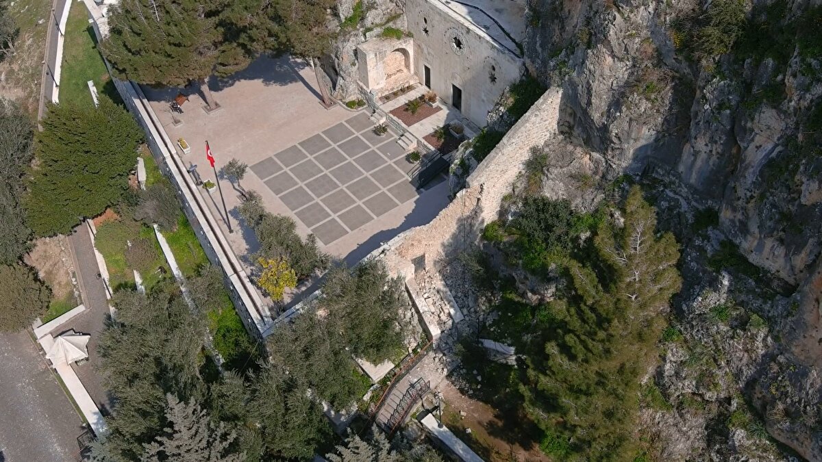 Saint Pierre Kilisesi veya Aziz Petrus Kilisesi Stauris Dağı'nın batısında kayalara oyulmuş 13 metre derinliğinde, 9,5 metre genişliğinde ve 7 metre yüksekliğinde bir mağaradan oluşuyor. Antakya'daki ilk Hristiyanların gizli toplantıları için kullandıkları bu mağara, Hristiyanlığın en eski kiliselerinden biri olarak kabul ediliyor.