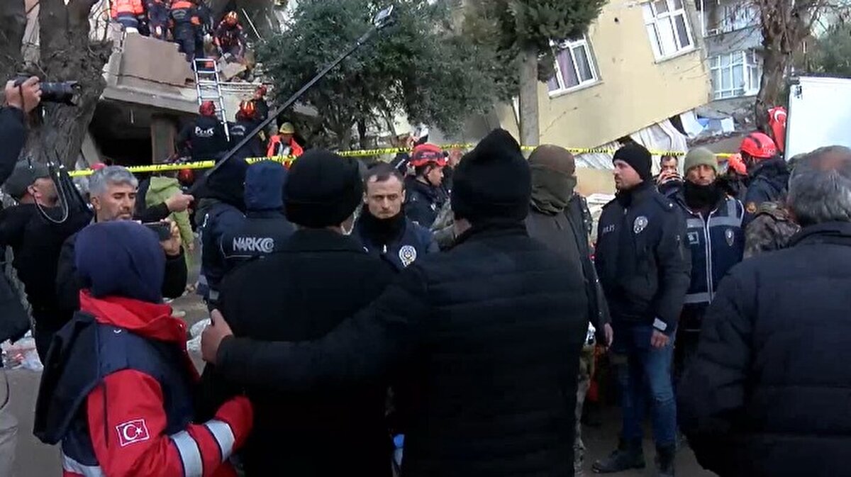 Depremde hayatını kaybedenlerden 5 kişinin, 16 gün önce meydana gelen Kahramanmaraş merkezli 7.7 ve 7.6'lık iki depremde hasar gören binadan eşyalarını çıkarmaya çalışırken enkaz altında kaldıkları ortaya çıktı.